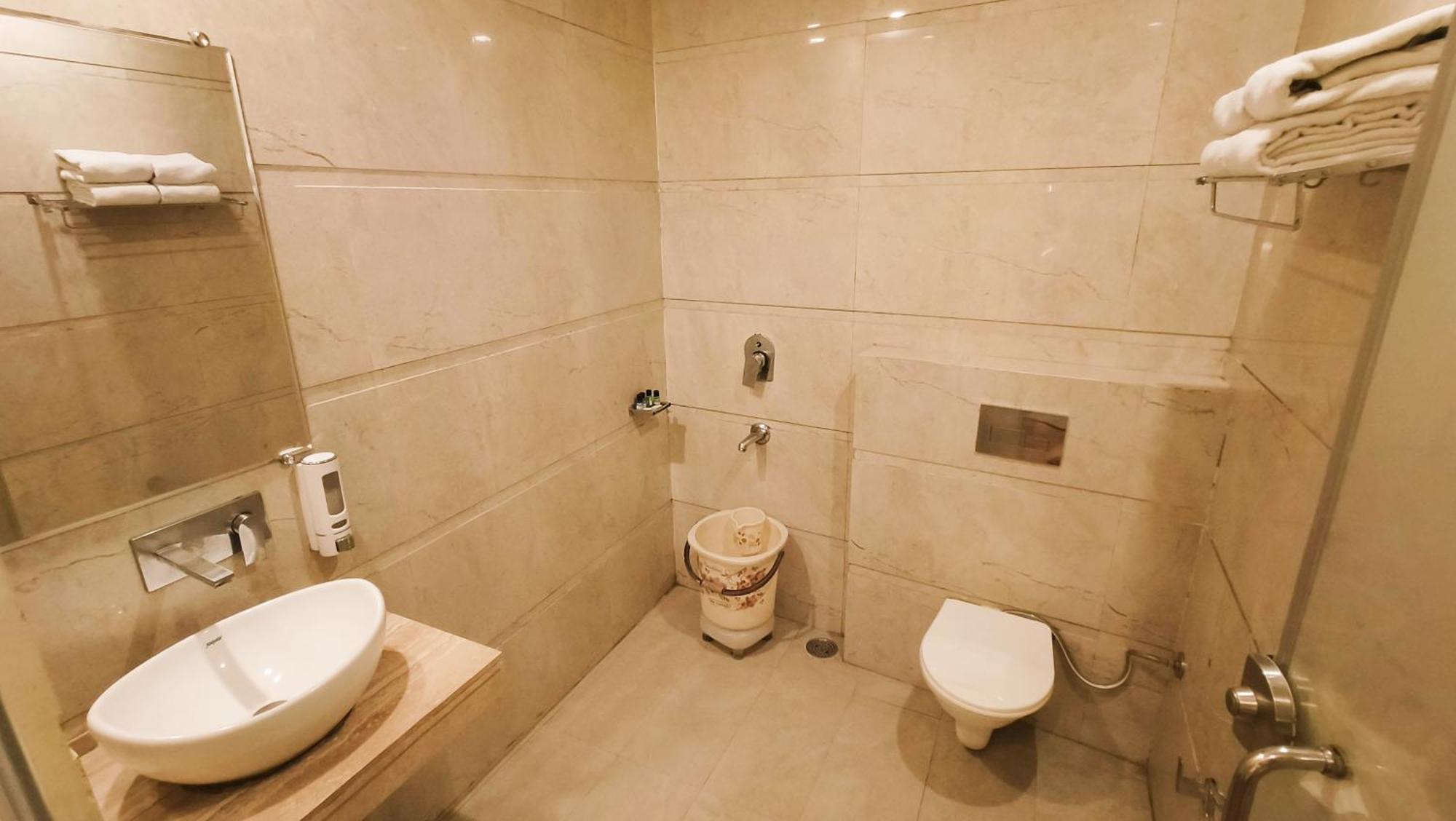 Hotel Sallow Royal Suites Amritsar Dış mekan fotoğraf